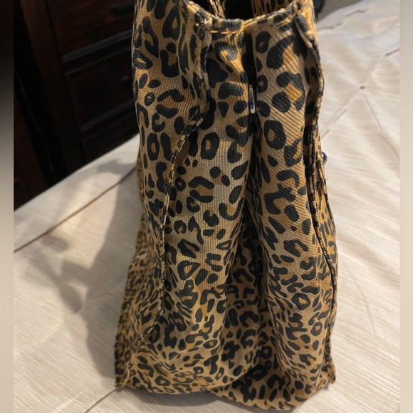Cheetah print canvas bag with buttons to collapse or expand - Picture 4 of 5